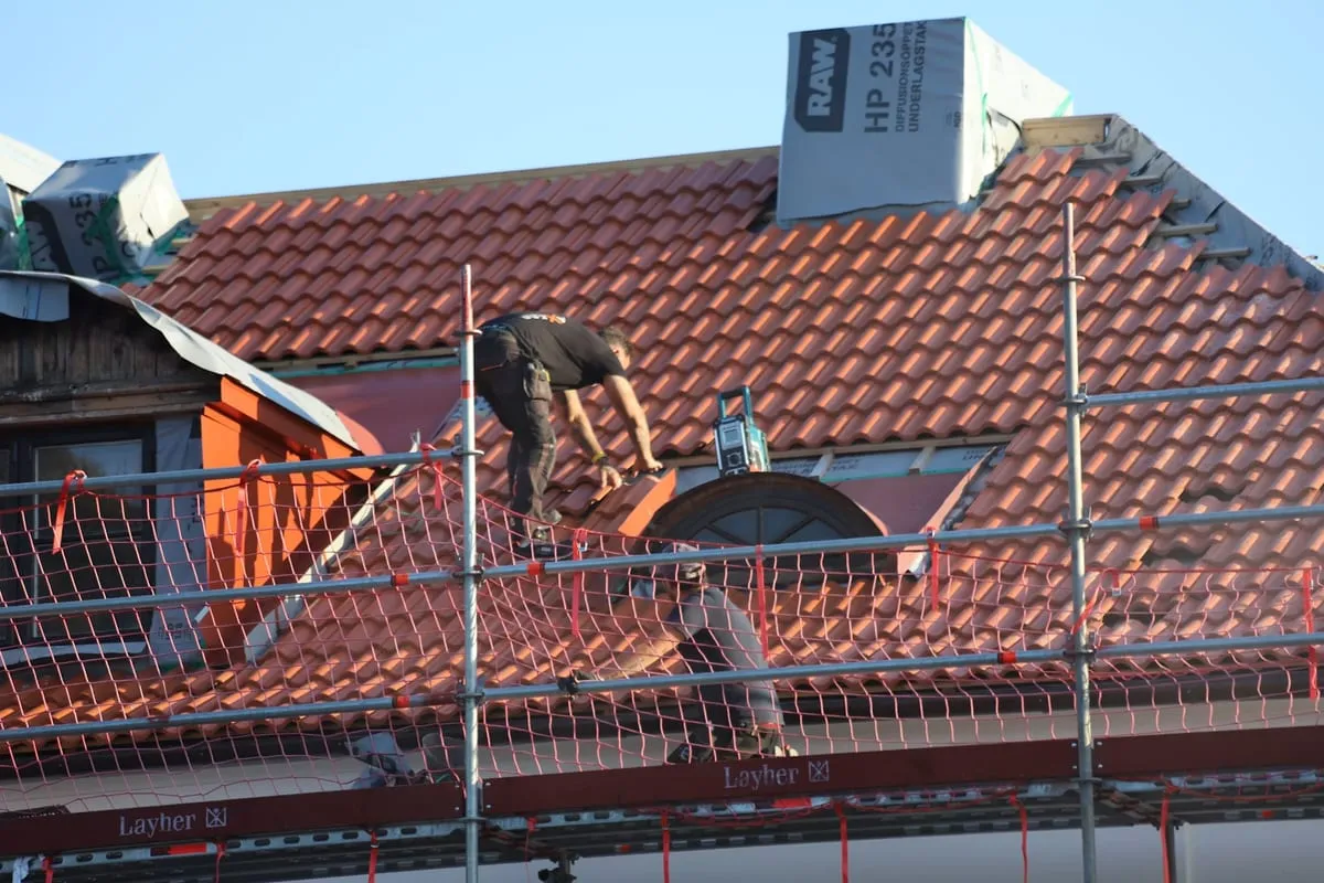 Asphalt vs. metal roofing: what actually changes the cost